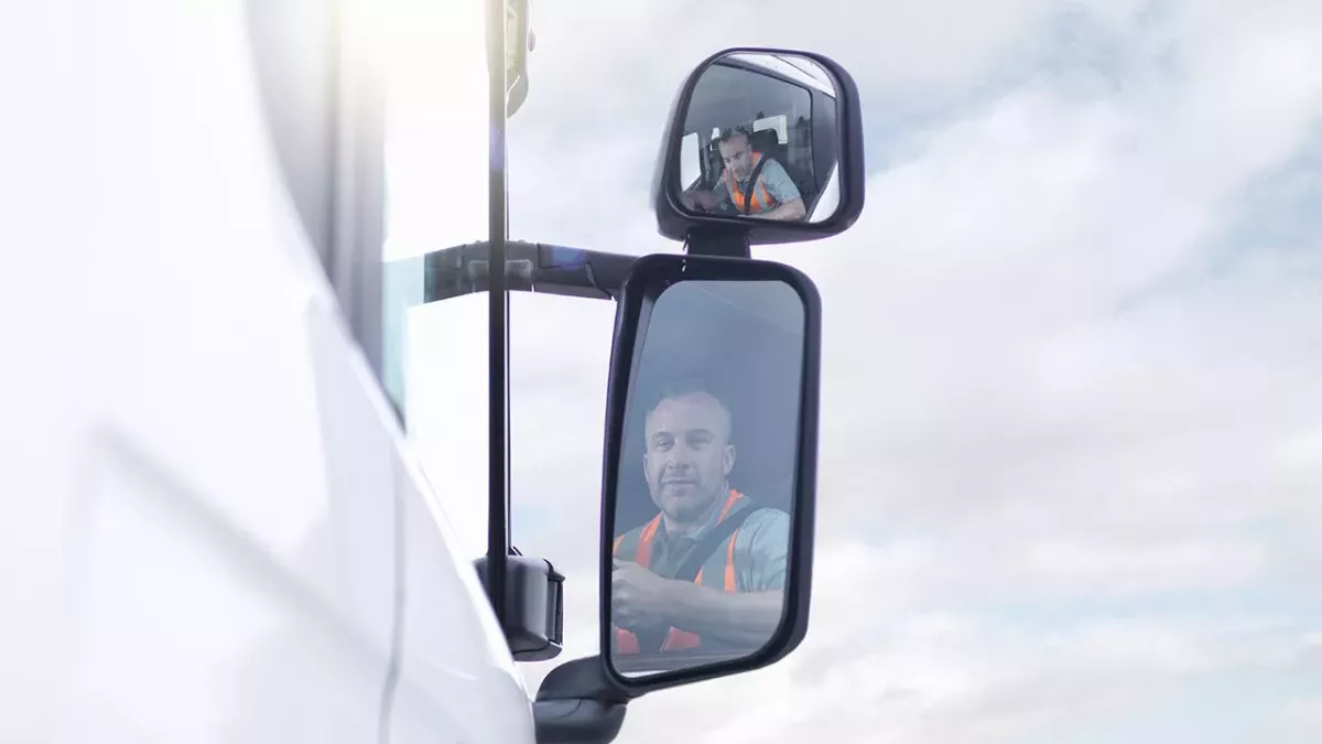 Blick in den Rückspiegel auf Autobahn: Als er das sieht, wendet er seinen LKW herum
