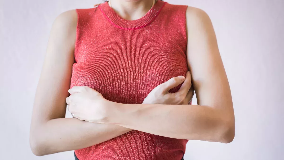 Brüste dieser Frau hören nicht zu wachsen auf: Dann bekommt sie richtig Angst