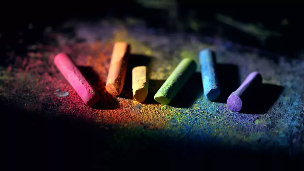 Bunte Kreide vor dunklem Hintergrund