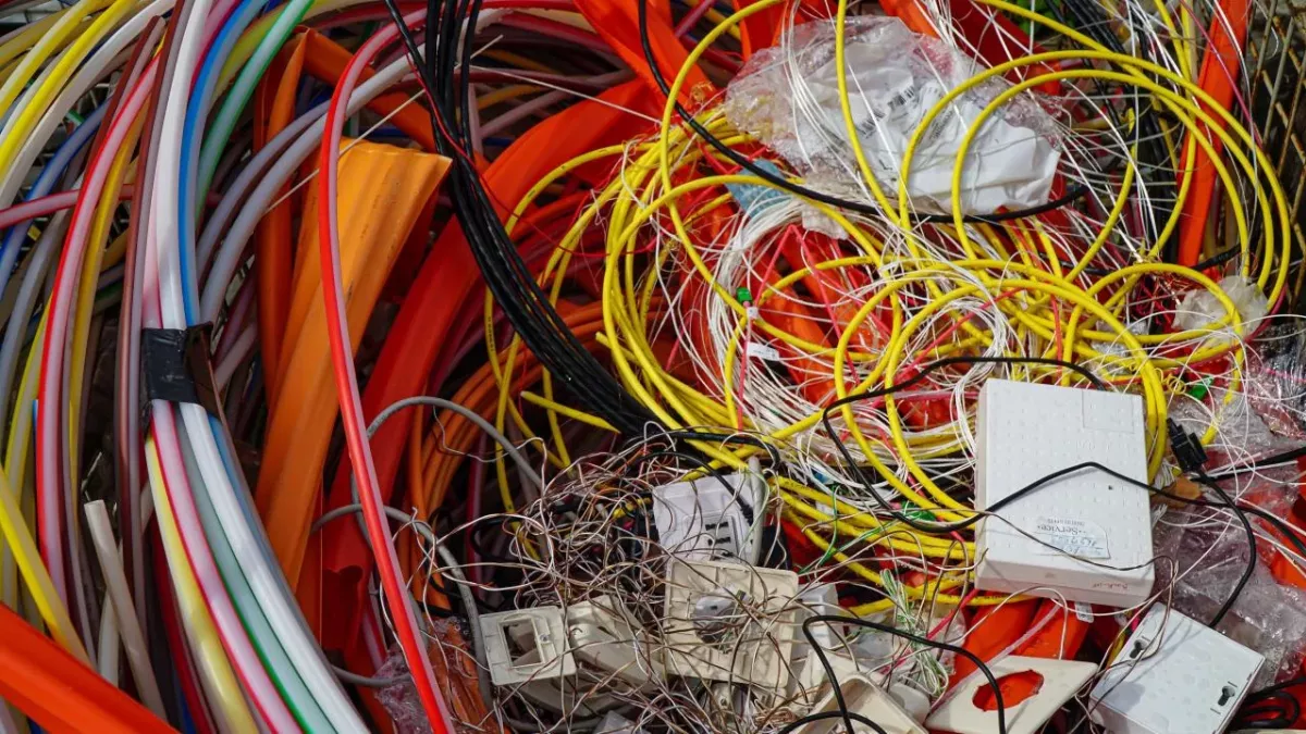 Bunter Elektroschrott liegt auf einem Haufen