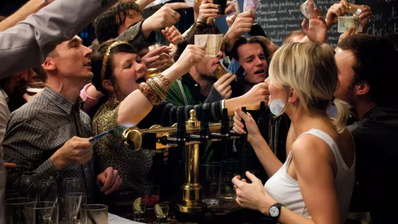 Coronavirus: Damit der Sicherheitsabstand in seiner Bar eingehalten wird, errichtet er einen Elektrozaun