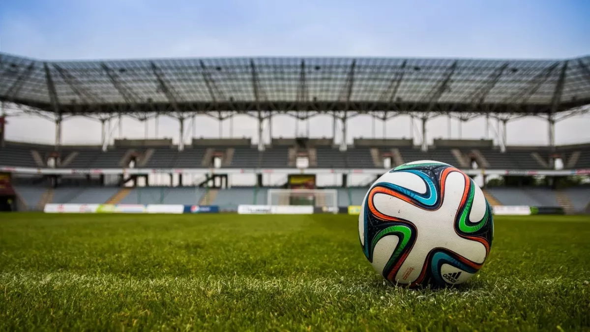 Das Fußballspiel wird spontan unterbrochen.
