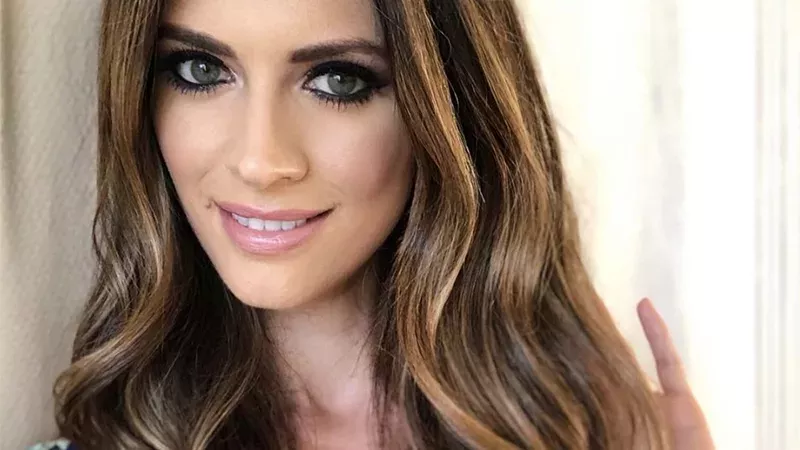 Ehemaliges Model zeigt offen ihre Hautkrankheit ohne Make-up-Schicht