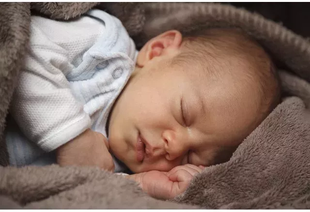 Verblüffend: Mutter erlebt seltenes Phänomen bei Geburt ihres Babys