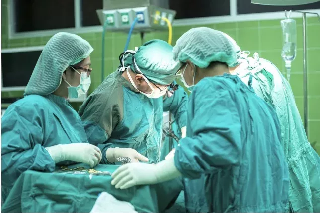 Chirurgin soll minderjähriger Tochter das Mitmachen während Operation erlaubt haben