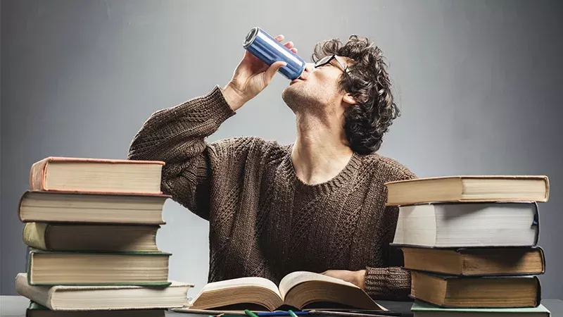 Der Lehrer übertreibt mit Energy-Drinks