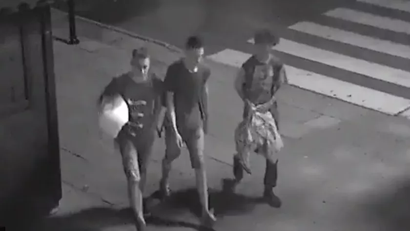 Die Jugendlichen treffen auf einen Obdachlosen