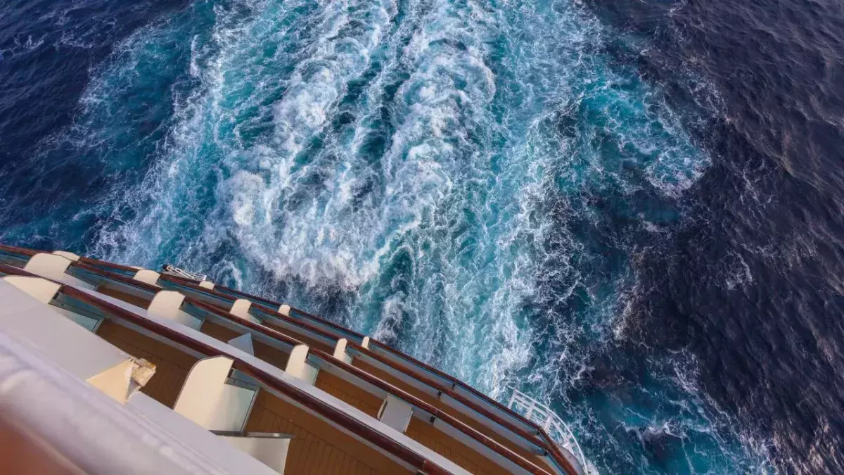 Die Reiling eines Kreuzfahrtschiffes mit Blick auf das Meer