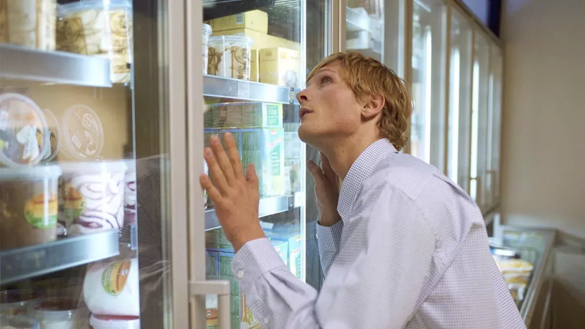 Diese Frau erlaubt sich eine ekelhafte Aktion mit dem Eis im Supermarkt