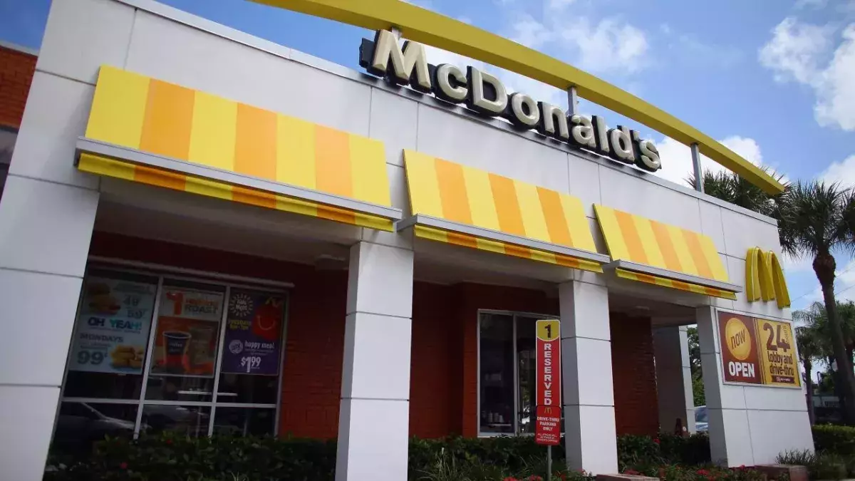 Diese Mitarbeiter eines McDonald's kündigen alle gleichzeitig. 