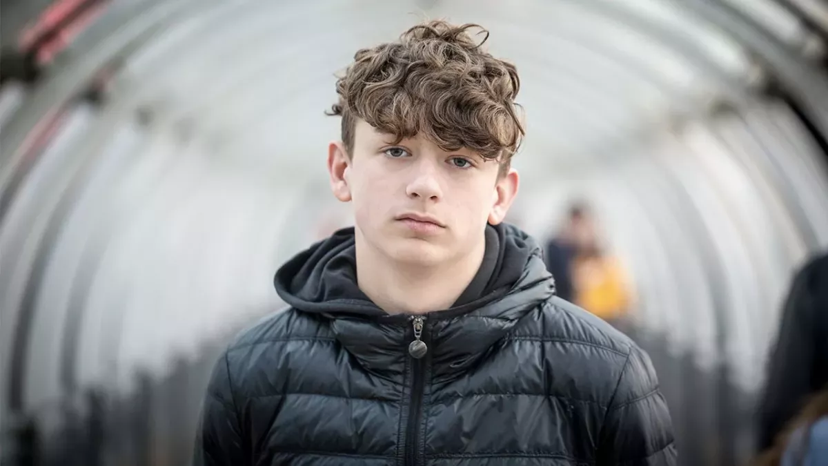 Dieser Mann ist im Körper eines Kindes gefangen, doch dann passiert ihm Erstaunliches