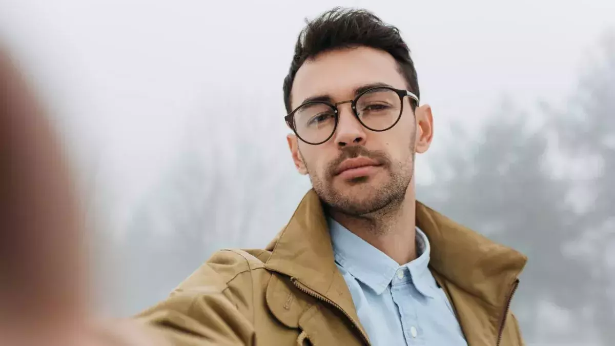 Ein junger Mann startet einen Aufruf auf TikTok, um neue Freunde zu finden. 