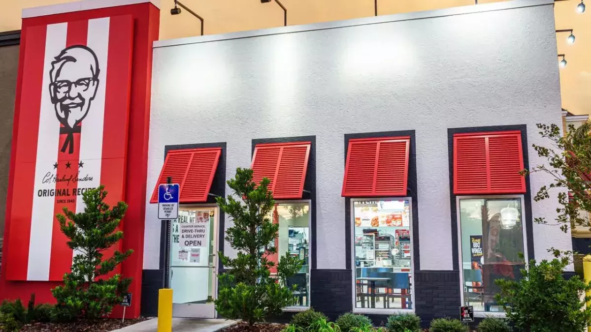 Ein Mann hört seine eigene Stimme, als er bei KFC bestellt. 