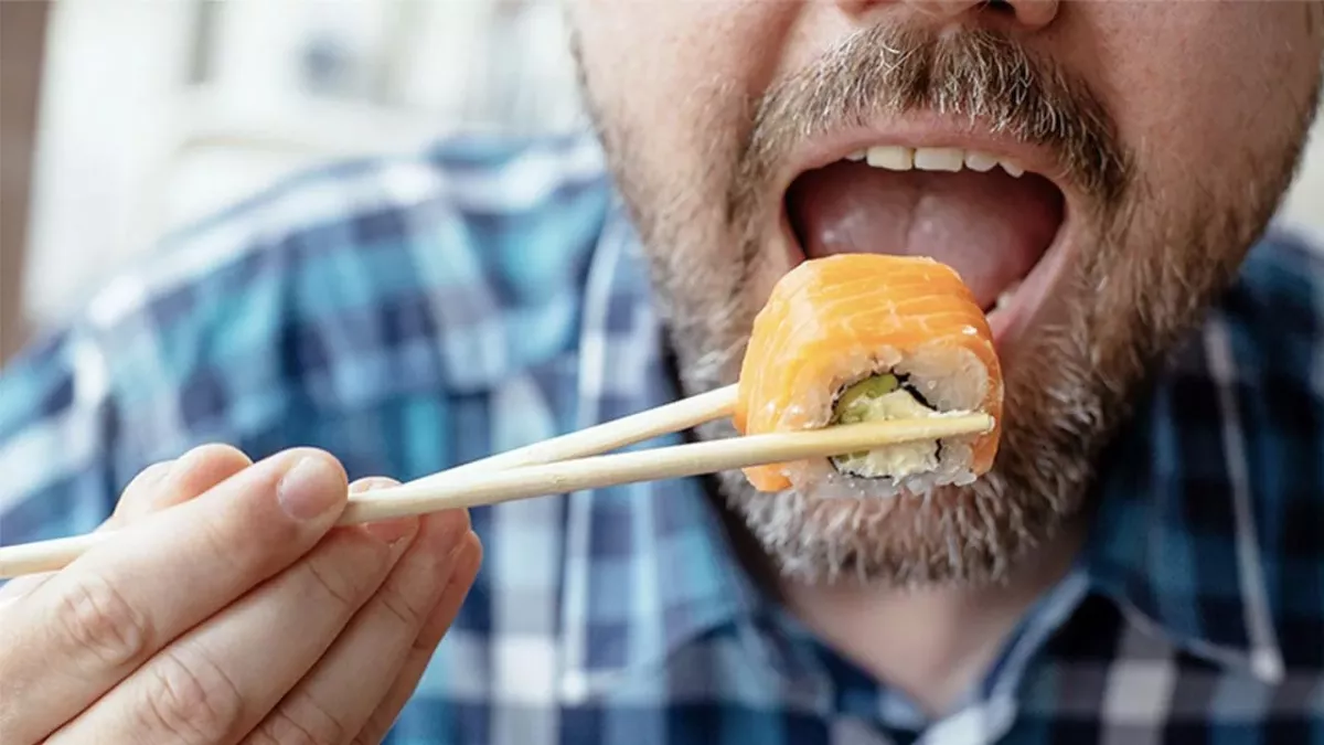Ein Mann isst im Sushi-Restaurant: Dann passiert plötzlich eine heftige Veränderung mit seiner Hand