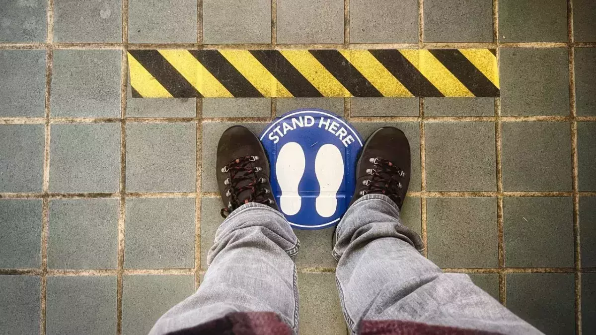 Ein Paar Füße auf einer Straßenmarkierung 