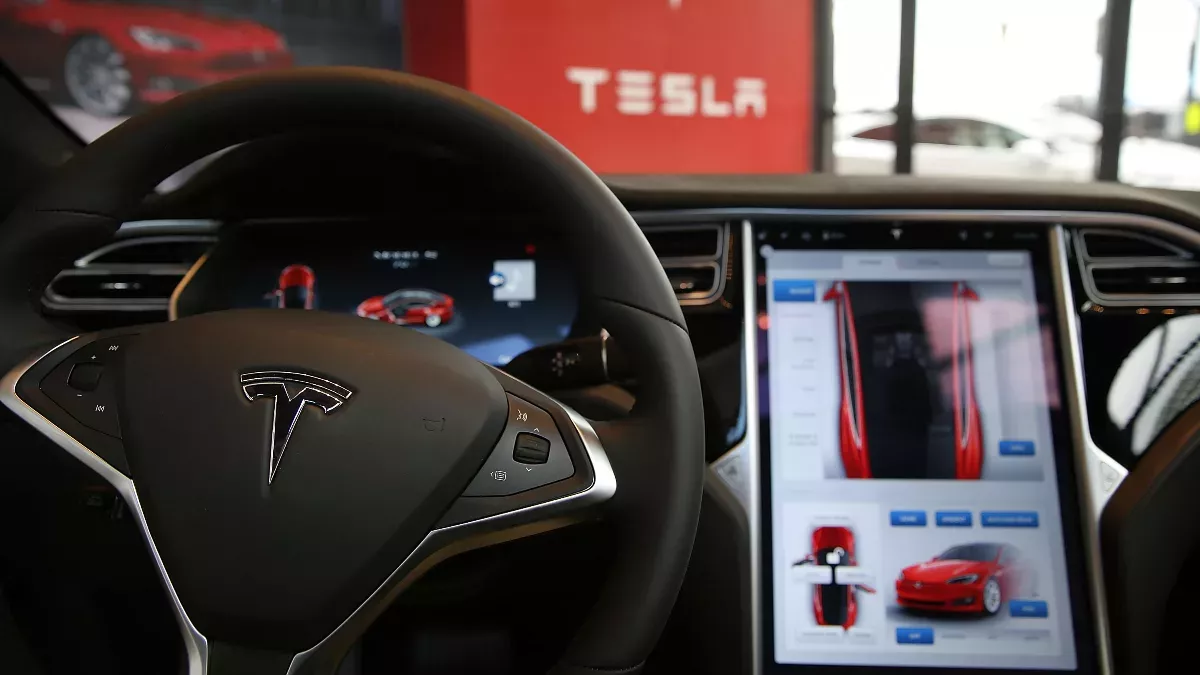 Ein Tesla-Fahrer schaut lieber mal einen Film...