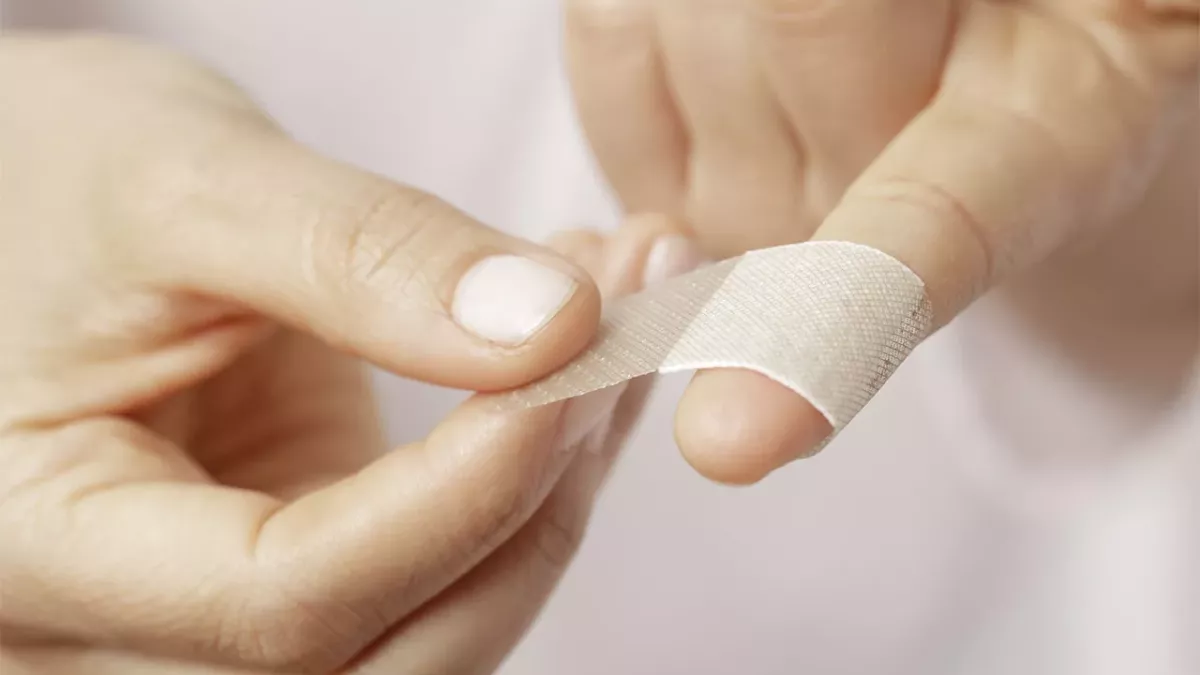 Eine Mutter schneidet sich am Papier: Mit den krassen Folgen rechnet sie nicht