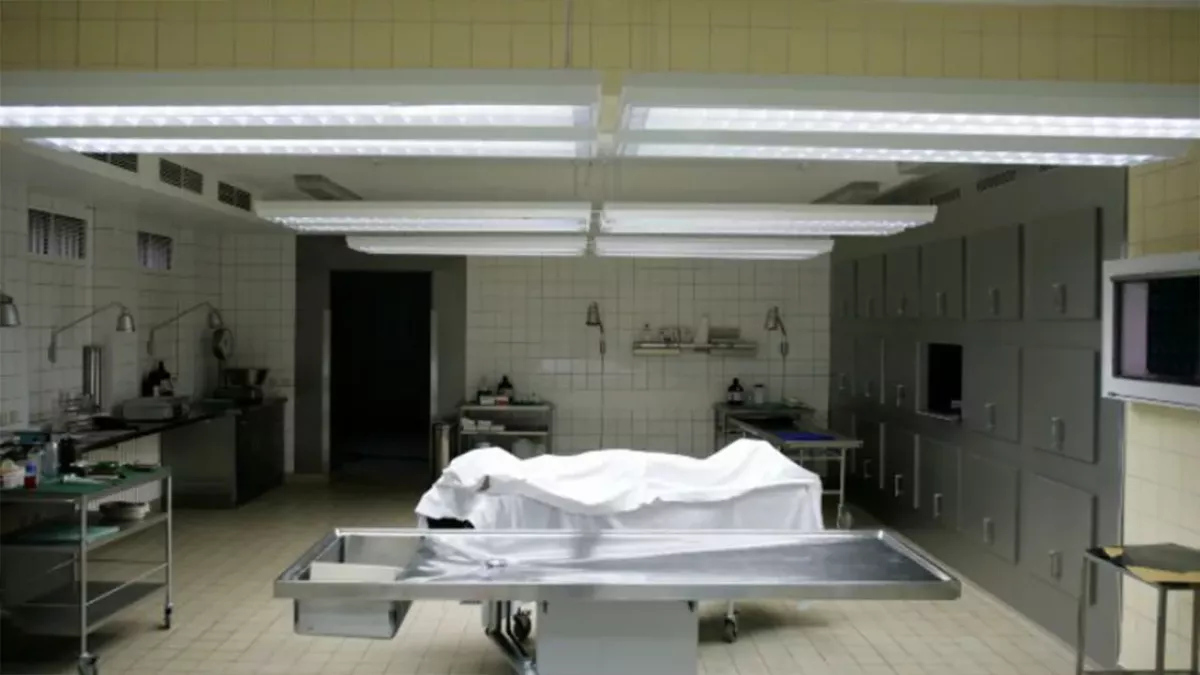 Er liegt bereits im Aufbahrungsraum – doch plötzlich atmet er wieder!