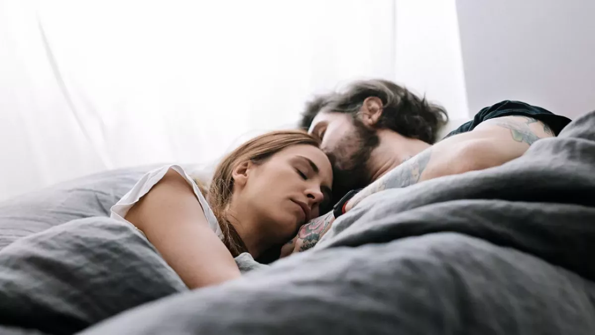 Er schläft neben seiner Freundin ein: Am nächsten Morgen wacht er neben einer anderen Frau auf