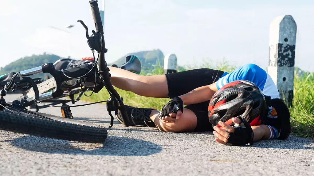 Fahrradunfall: 14-Jähriger rettet kleinen Bruder auf kluge Weise vor dem Verbluten