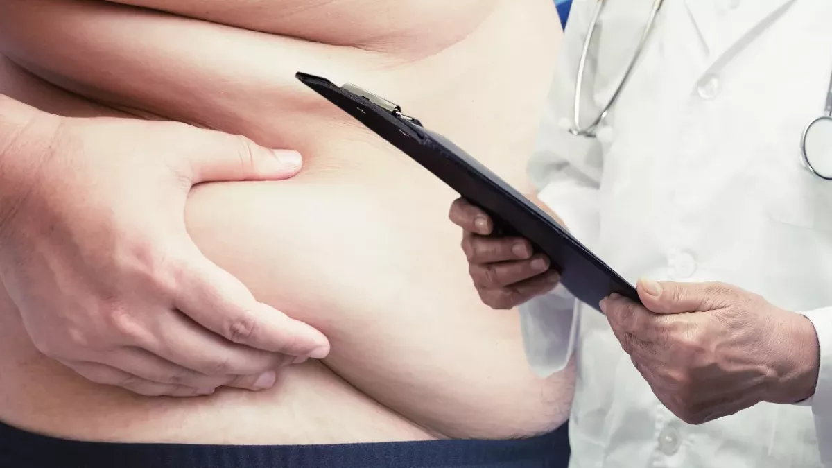 Fettleibiger junger Mann ringt mit dem Tode