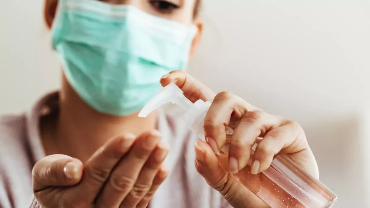 Frau geht bedenkenlos mit Desinfektionsgel um