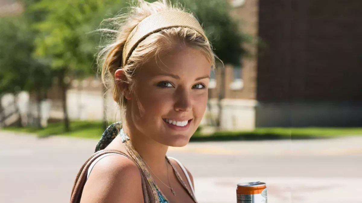 Frau trinkt 20 Red Bull pro Tag