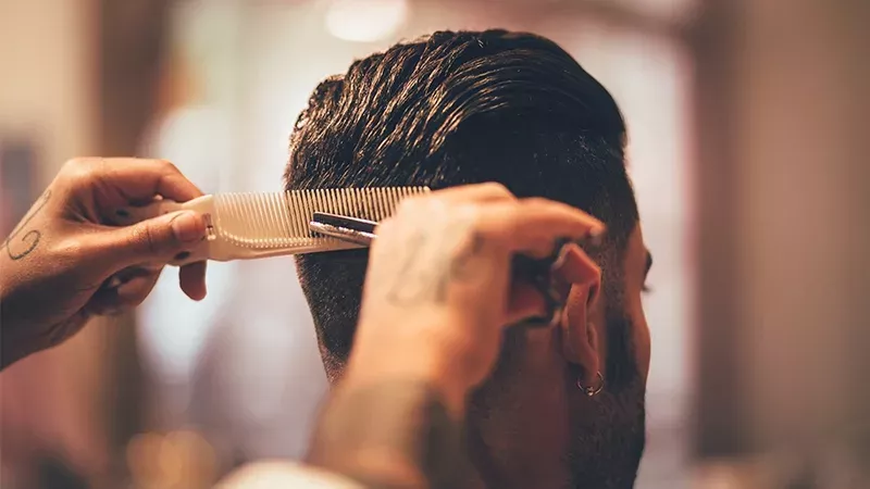 Friseur verteilt eigenartiges Geschenk
