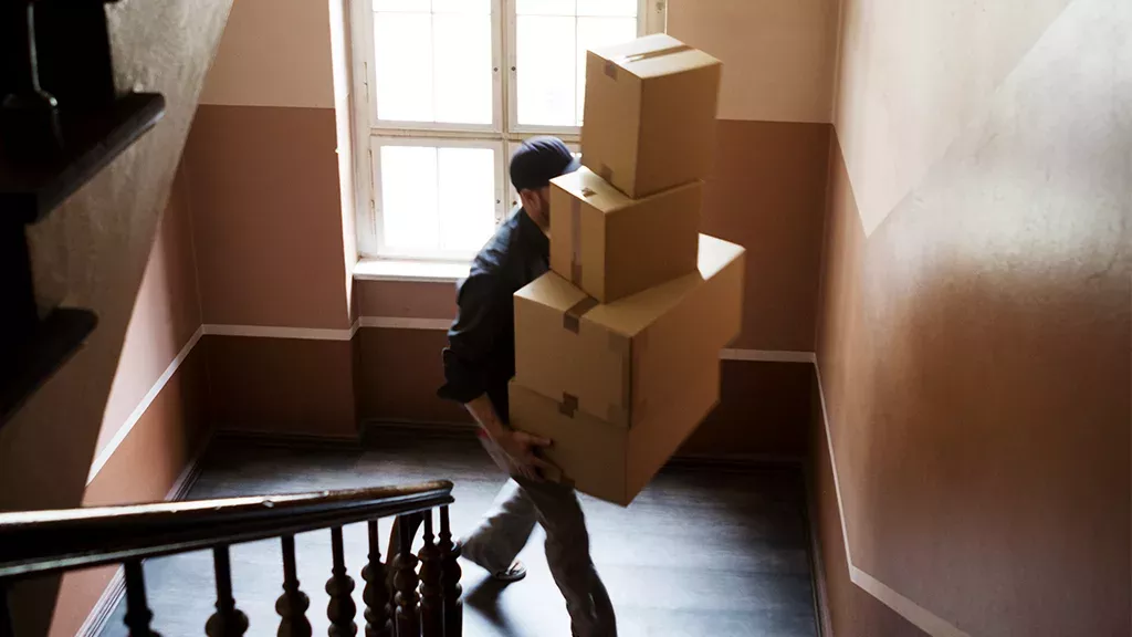 Harte Black-Friday-Woche: DHL-Paketbote rastet bei der Lieferung aus