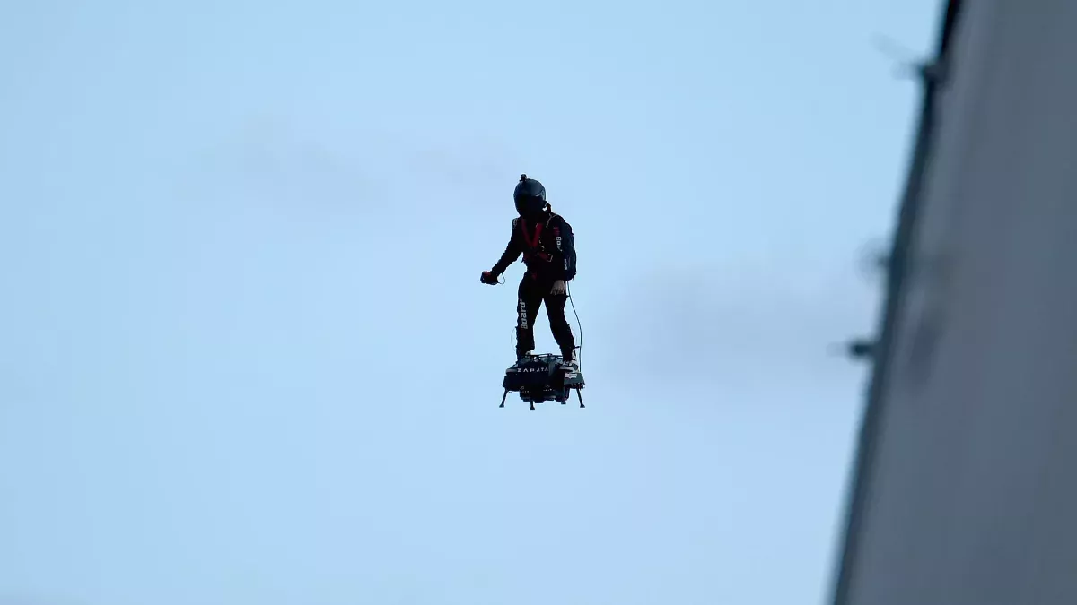 Jetpack-Flieger fliegt durch die Stadt