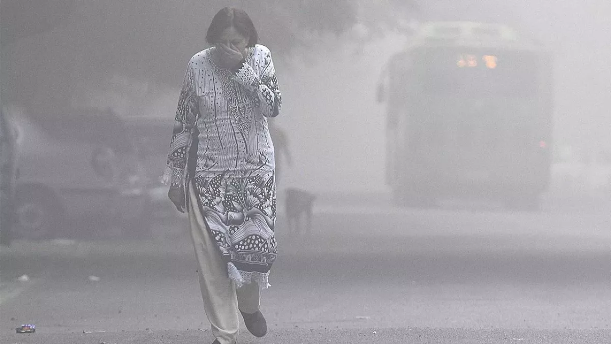Junge Frau tritt in Nebel, dann krümmt sie sich vor Schmerzen