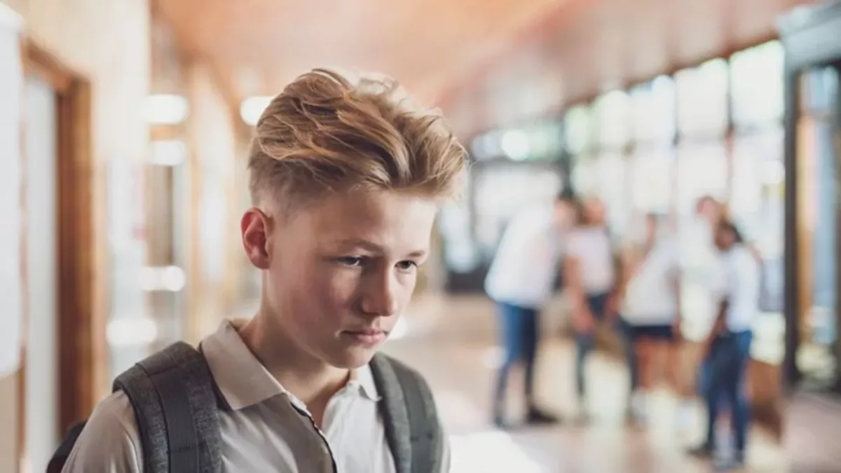 Junge will kranker Schwester helfen