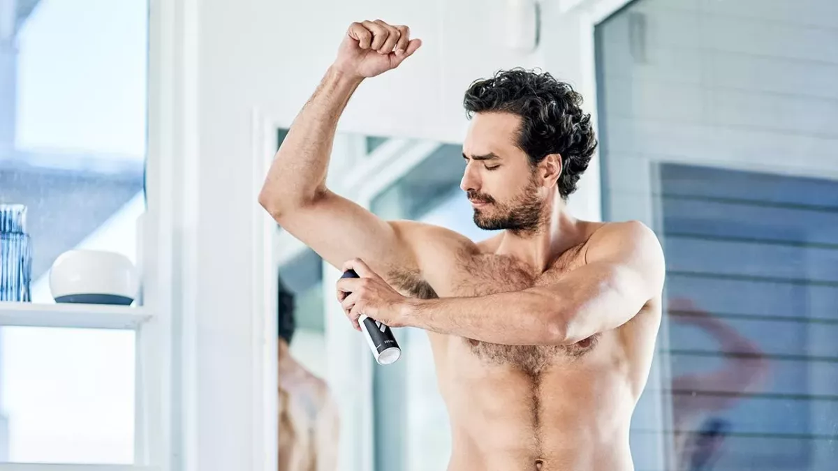 Junger Mann trägt Deospray auf: Dann explodiert das Hotelzimmer