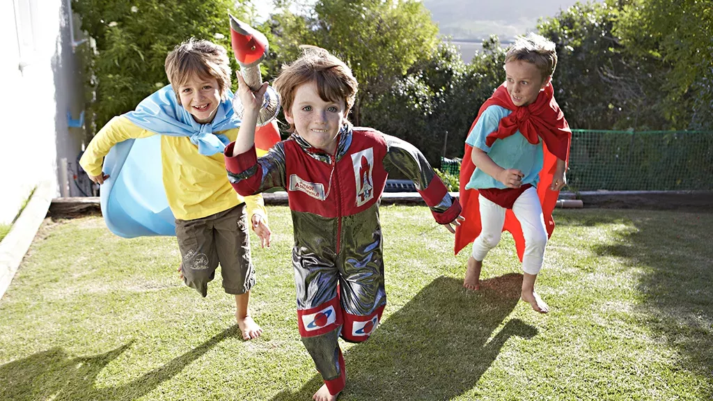 Jungs spielen ausgelassen im Garten