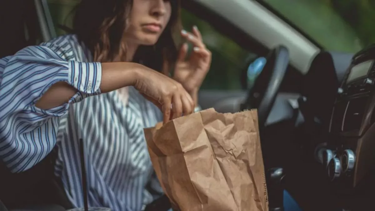 Kundin rastet bei McDonald's aus