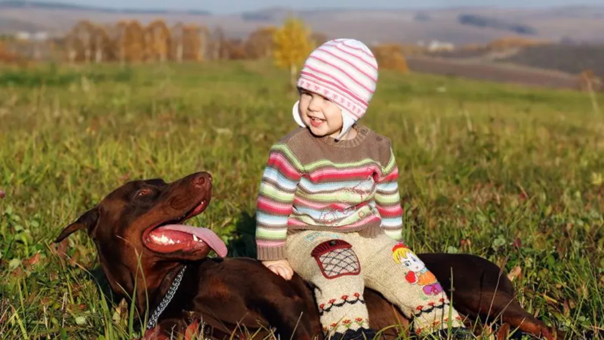 Mädchen mit Dobermann