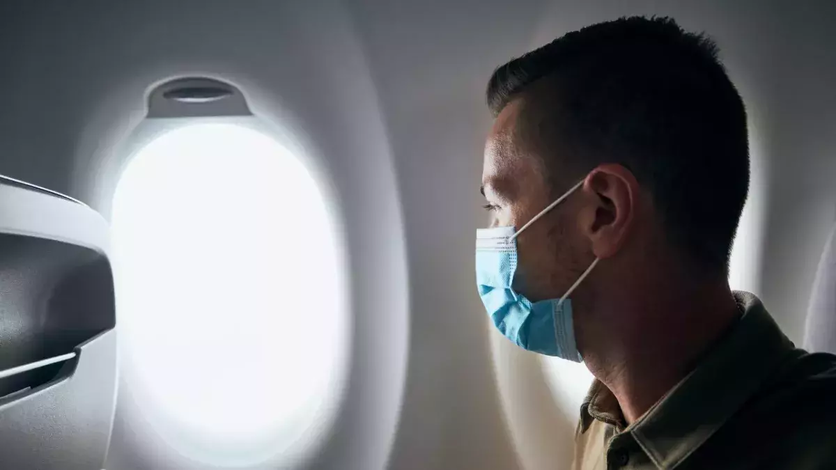 Mann benutzt Tanga als Mundschutz im Flugzeug