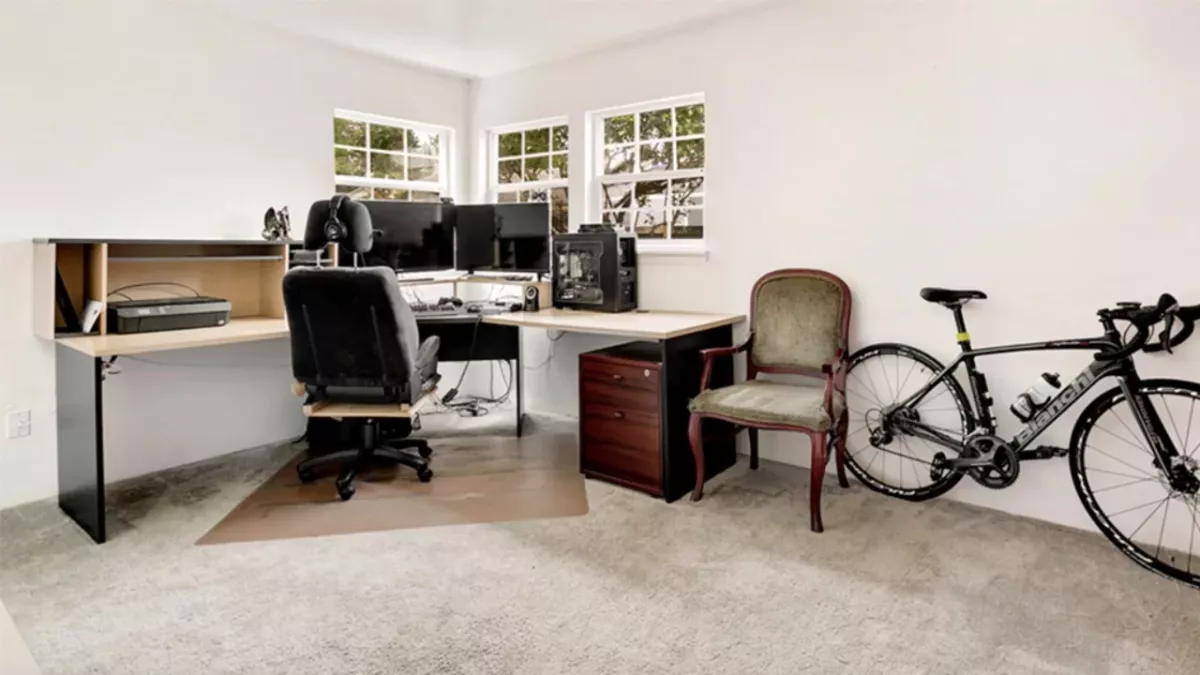 Mann fotografiert sein Büro, doch er ist nicht alleine