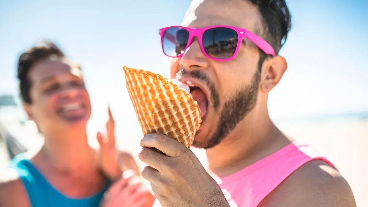 Mann leckt Eis ab