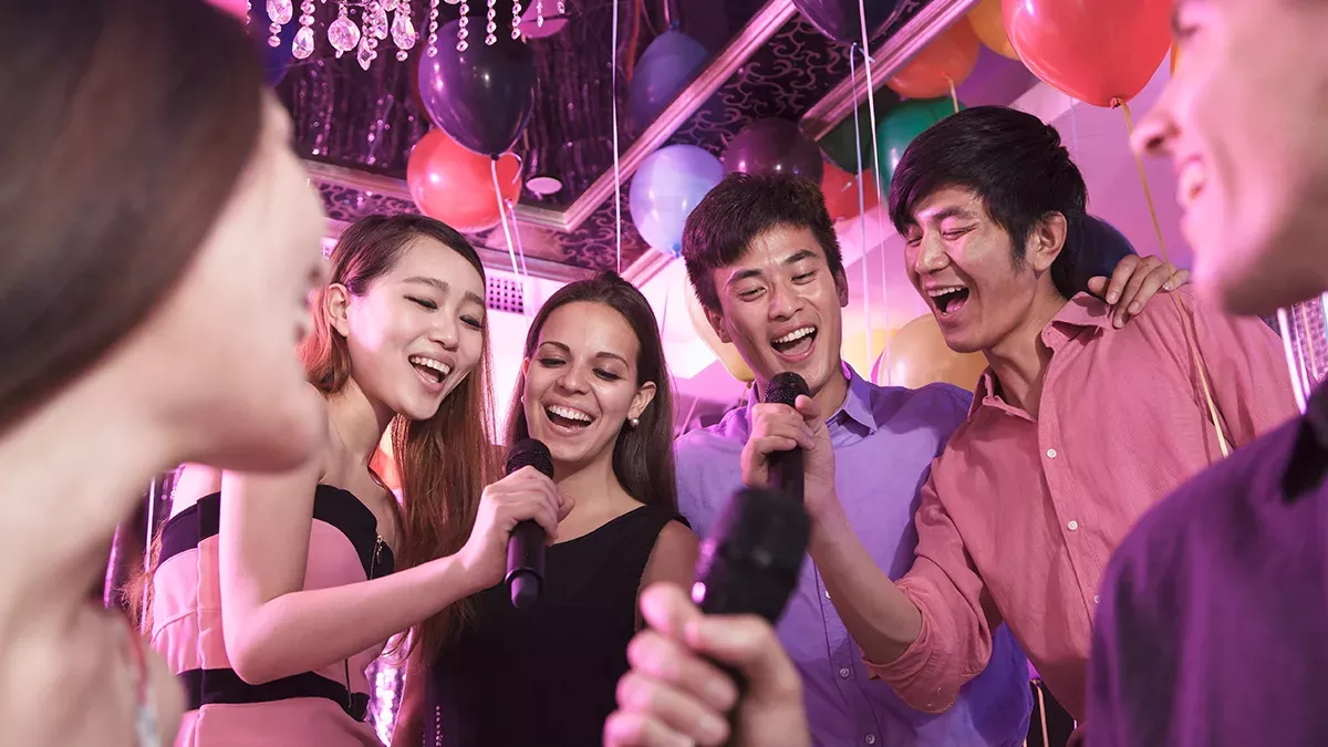 Mann singt zu laut Karaoke: Die Folgen für seine Lunge sind schrecklich.