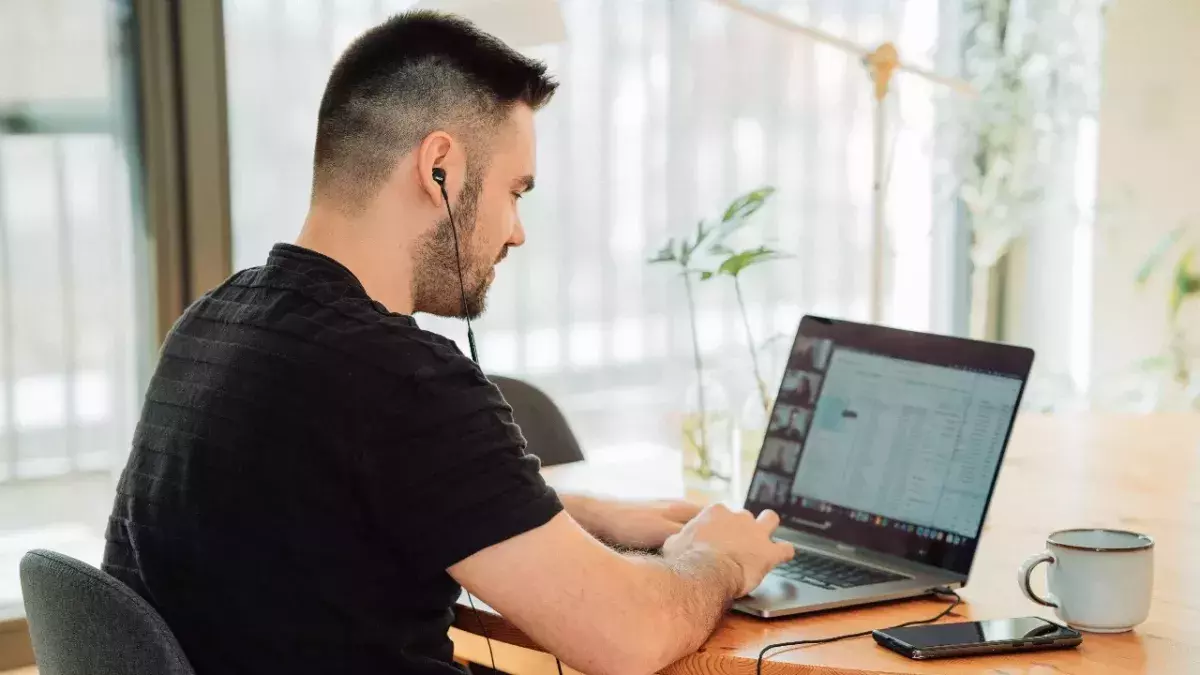 Mann trickst im Homeoffice