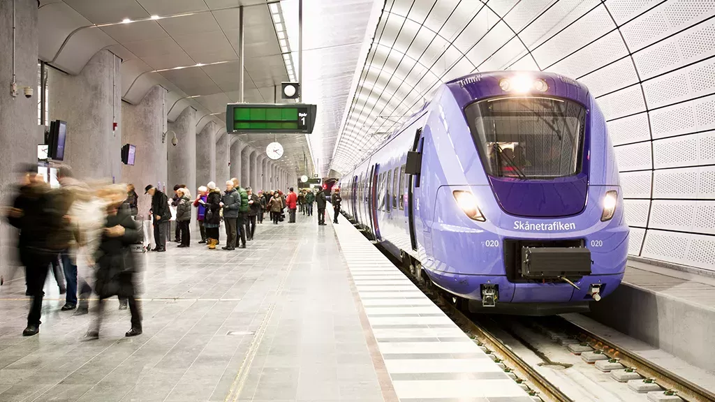 Mann verrichtet tägliche Hygiene am Bahnsteig: Seine Mitreisenden sind angeekelt