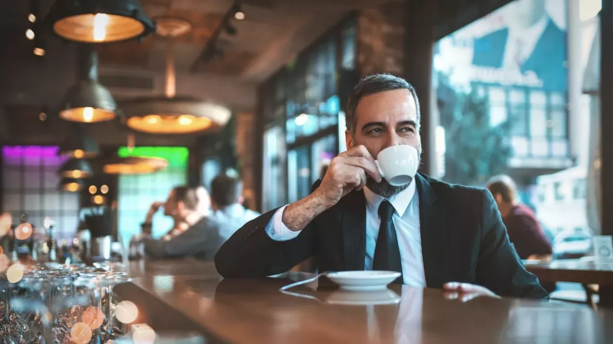 Mann verzichtet auf Kaffee und Alkohol