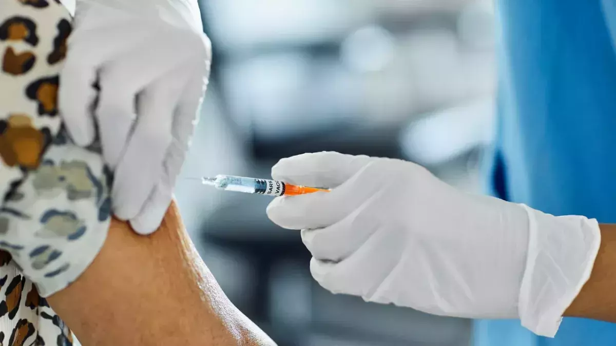 Mann will sich an einem Fake-Silikonarm impfen lassen und landet vor Gericht