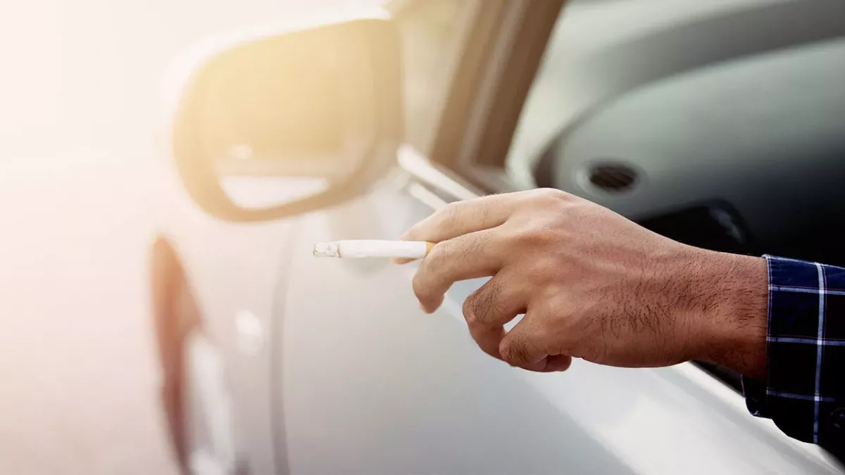 Mann zündet sich eine Zigarette im Auto an und bereut es Sekunden später