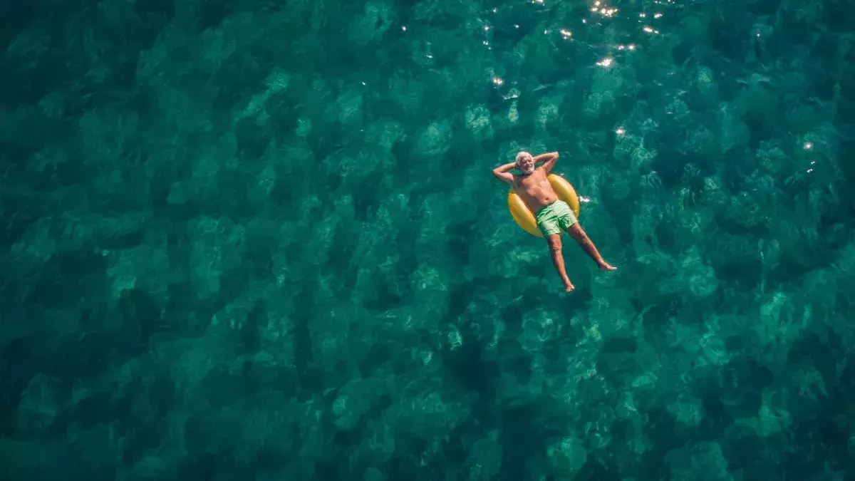 Mit Schwimmnudel auf dem offenen Meer