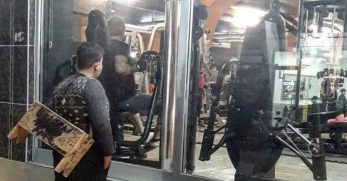 Muhammad schaut sehnsüchtig in das Fitnessstudio