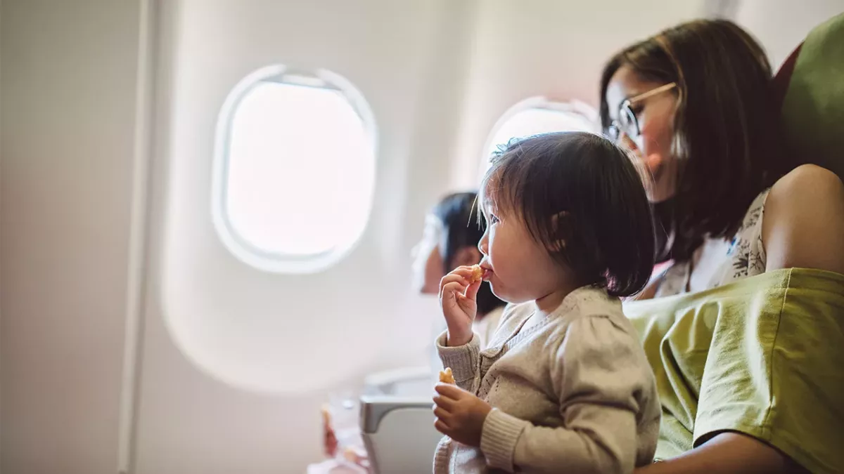 Mutter setzt Kind im Flugzeug aufs Töpfchen: Die Reaktion der Stewardess löst einen heftigen Streit aus!
