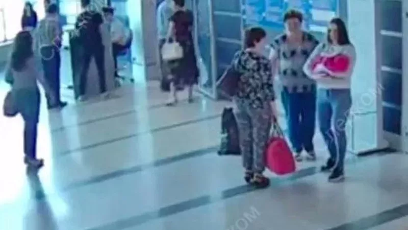 Mutter verkauft Baby am Flughafen