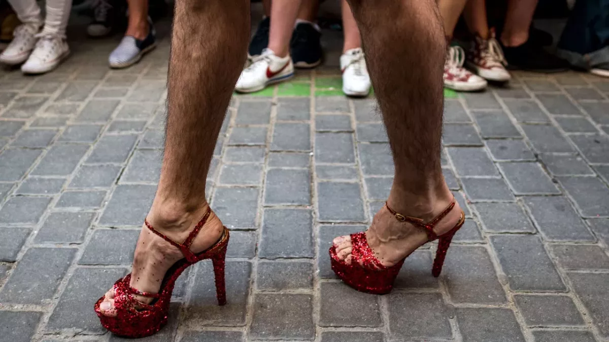 Neue Männlichkeit: Familienvater trägt Röcke und High Heels 